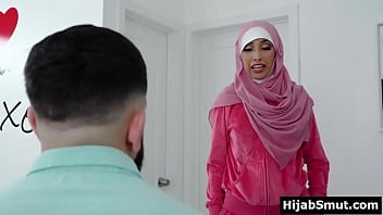 Muslim virgin girl in hijab gets a sex lesson