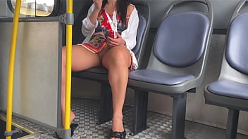 bellefille de 18 ans sexhibe dans un bus sans culotte