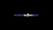MommyBlowsBest - Mi madrastra rubia de grandes tetas le hizo una buena garganta profunda a mi polla