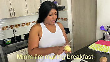 Belle-mère essaie de préparer le petit-déjeuner et finit par manger la bite de son beau-fils