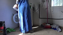 Ein muslimisches Dienstmädchen wird beim Wäschewaschen im Doggystyle gefickt