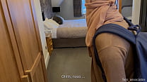 Застенчивая мачеха и сын делят кровать в отеле